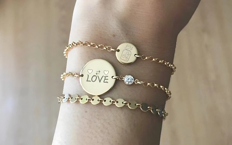 حکاکی روی طلا 2 حکاکی روی دستبند طلا